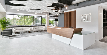 公司办公室装修搭配对比鲜明的地毯 以庆祝视觉兴趣