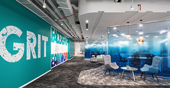 曲线元素被计算纳入办公室整体设计以增加开放性和互动性