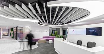 公司办公室设计?理念带有一点也不害羞的俏皮图案和颜色