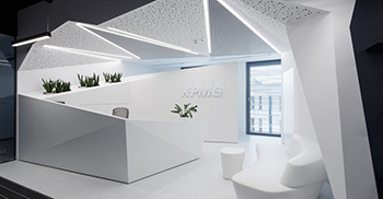 办公装修设计：房间与平静而有纪律的单色工作区形成鲜明对比