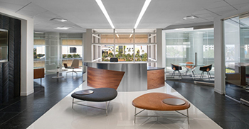 鼓励在时尚、开放的办公室空间内进行协作会产生惊喜