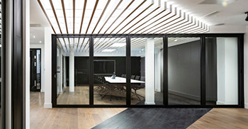 特意选择单色托盘作为简单的背景 办公室空间优雅而时尚