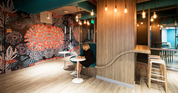 所有办公室的设计都有代表海洋的蓝色 波浪以地板和地毯表示