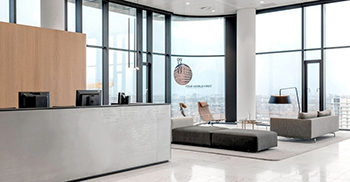 核心区装饰一条光芒四射的金色“丝带”使办公室成为夜间的特色地标