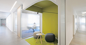 办公室的核心是由玻璃庭院形成的公共空间