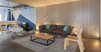 办公楼装修——松木板条的垂直方向变成水平方向形成公司的标志