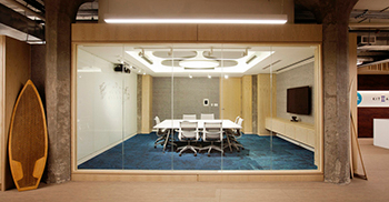 办公室设计——现代轻灰木调色板与中性色羊毛毡挂板和白色工作站相结合