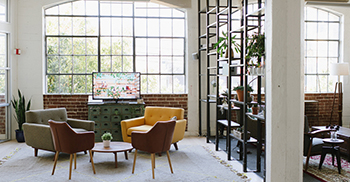 办公室装修——硬木地板、定制的落地钢架、混凝土接待台和咖啡区定义了空间