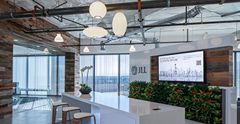 办公室设计装修的调色板混合了冷灰色和暖棕色