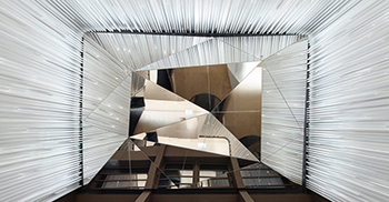 办公楼设计——折叠的天花板会产生新的和令人惊讶的效果