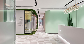 办公室的设计以单一的鲑鱼色调和极简设计为主