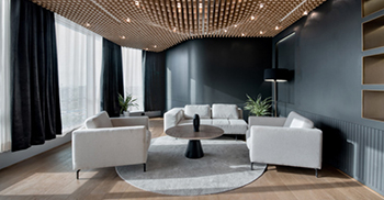 高档办公室装修明智地使用天然材料和对细节的关注赋予精致和优雅