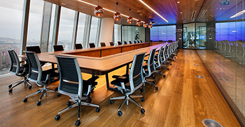 专业办公室装修：双高的内部花园形成了每一层不同主题的焦点