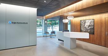 公司办公室装修：天花板设计和家具组件均采用原生樱桃木