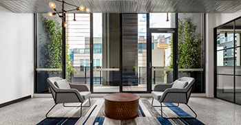 办公室装修设计：纽约风格的玻璃窗和大窗户可提供充足的自然光线