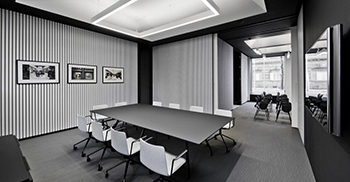 办公室装修案例：墙板采用视错觉的概念 营造出相当强烈的视觉效果