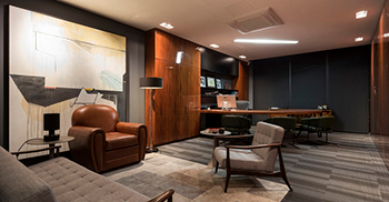 办公室装修：木材作为一种强烈象征主义的元素被引入空间