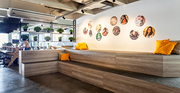 办公楼装修：松木板条变成水平方向 形成公司的标志