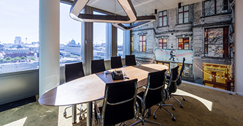 办公室装修效果：年轻、清新、现代且充满对比