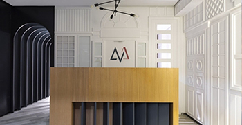 办公室装修风格：窗户安全格栅与阳光共同作用 给人以时光错位感