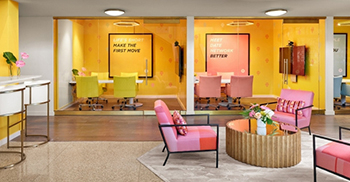 大黄蜂办公室装修设计：黄色为主调，粉色做点亮