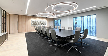 办公室装修使用浅色木材和灰色调营造出整洁和专业的外观