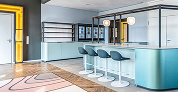 随处可见可触及的绿植为整个空间增添了生机与活力