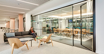 企业办公室装修：混凝土地板砖保持了质朴纯粹 空间舒适感获得提升