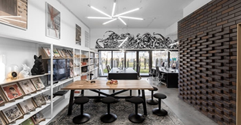 办公空间设计：凿刻的镂空砖墙增强了车间内部的声音反射