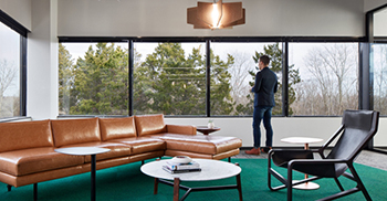 企业办公室设计：一个与公司商业模式产生共鸣的工业空间