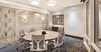 办公室空间设计使用不同的木材以非常微妙的方式划定空间