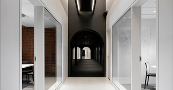 办公楼装修：过渡对比方法以明亮的白色几何走廊的形式出现