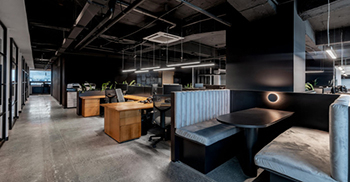 办公室设计装修：旧外壳与现代功能的和谐融合传达出一种平衡的优雅舒适感