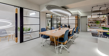 办公室装修设计——花盆下方的嵌入式照明以轻盈的方式洗涤整个空间