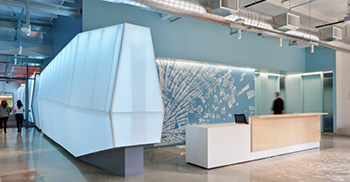 办公室装修方案丨亲生物元素和连接路径向更大场地的自然美景致敬