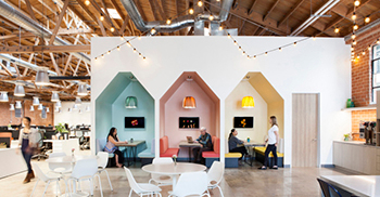 办公室装修案例：空间尽可能开放和灵活 前台的枝形吊灯投射出花卉的阴影