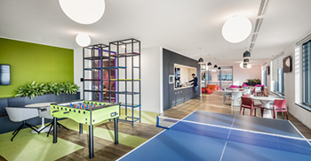 公司新办公室装修通过选择木质元素以及植物营造出温馨宜人的氛围