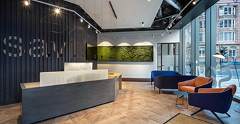 办公室装修案例丨带有芦苇的玻璃窗以及裸露的天花板增加了工业外观