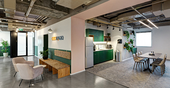 写字楼设计装修使用平静的配色和绿植 营造出年轻有趣但成熟的氛围