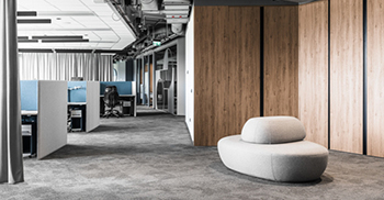 办公楼设计：柜台装饰有黑色网眼强化玻璃 引人注目