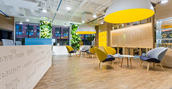 办公室装修设计体现了一个火星的概念 会议室的墙壁由玻璃制成