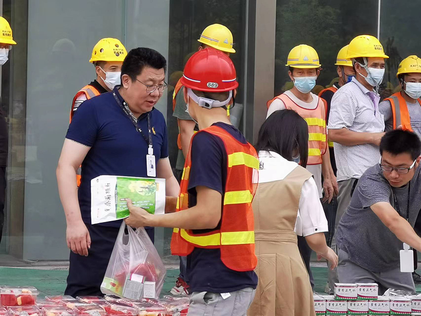 发放高温慰问物资