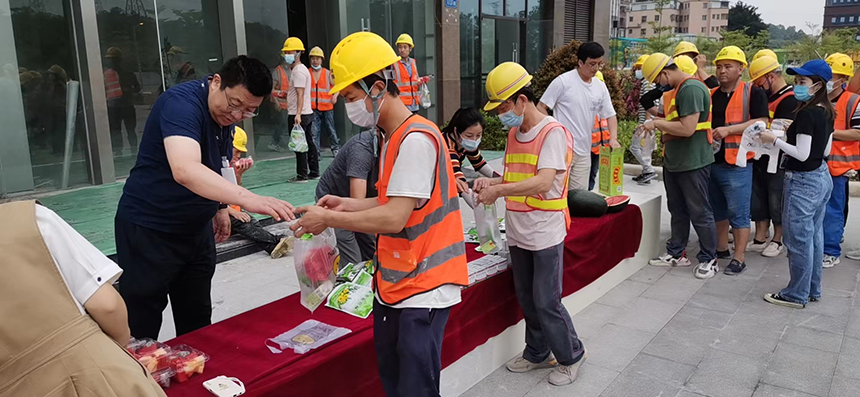 领导慰问一线劳动者