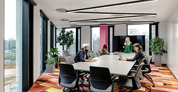 空间装修设计：丰富多元的场景规划、以及迷你屏幕和电话亭\静音舱的引入，让如此大型的空间反比从前更具个人隐私性