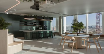 室内装修设计：轻盈明亮的配色形成对比，营造出童话仙境般的唯美意境