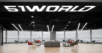 办公室装修案例：沿核心筒处设置站立式办公区，从细节处体现出企业对员工身心健康的关怀