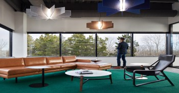 办公大楼设计案例：拥有开敞外窗的一楼以震撼的景观视野成为最佳迎宾空间，热情欢迎优秀人才的加入