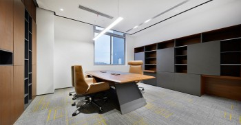 室内空间装修案例：放射状灯带延续至空间四周极具视觉冲击力，动静结合、张弛有度，传达着空间的动感和大气