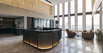 办公室装修：引入了清新的款待风格同时回忆了其经典根源