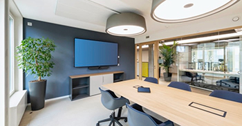 办公楼装修：丰富的室内植物增添了额外的平静感